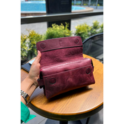 Bordo Hakiki Deri Unisex Çanta: Fermuarlı, Mıknatıslı ve Tutamaçlı Telefon Bölmeli, Gerçek Deri Şıklığı