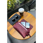 Bordo Hakiki Deri Unisex Çanta: Fermuarlı, Mıknatıslı ve Tutamaçlı Telefon Bölmeli, Gerçek Deri Şıklığı